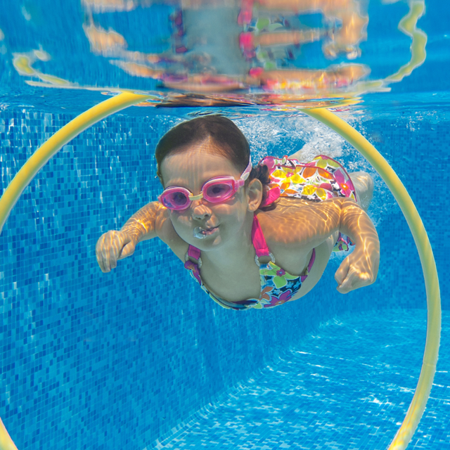 Enfant qui nage en toute sécurité dans l'eau découvrez nos conseils pour apprendre à nager à votre enfant
